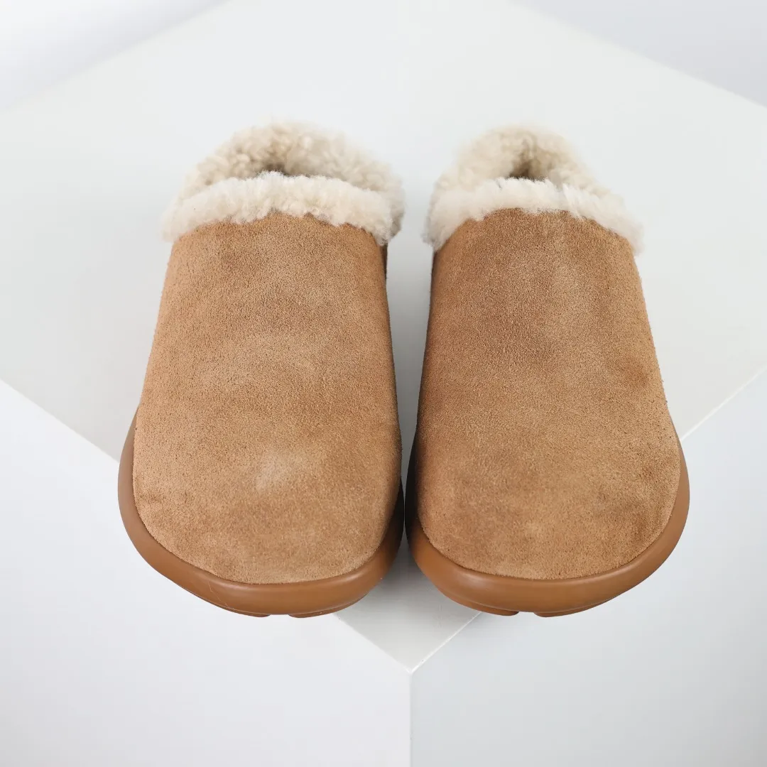 Pick up locally💰560 Core recommendation Good price Independently developed original outsole and cashmere insole to keep you warm in winter and suitable for home use. In the new year, uug launched a style series, which is partially geared towards the preferences of young consumers and has also moved to the forefront of fashion trends. Shoe body material Water-repellent coated suede upper 17 mm UGGPURE™ implanted wool insole Lightweight non-slip comfortable rubber outsole With brand LOGO trademark Comes with a full set of packaging Size: 35 36 37 38 39 40 41 42 43 44
